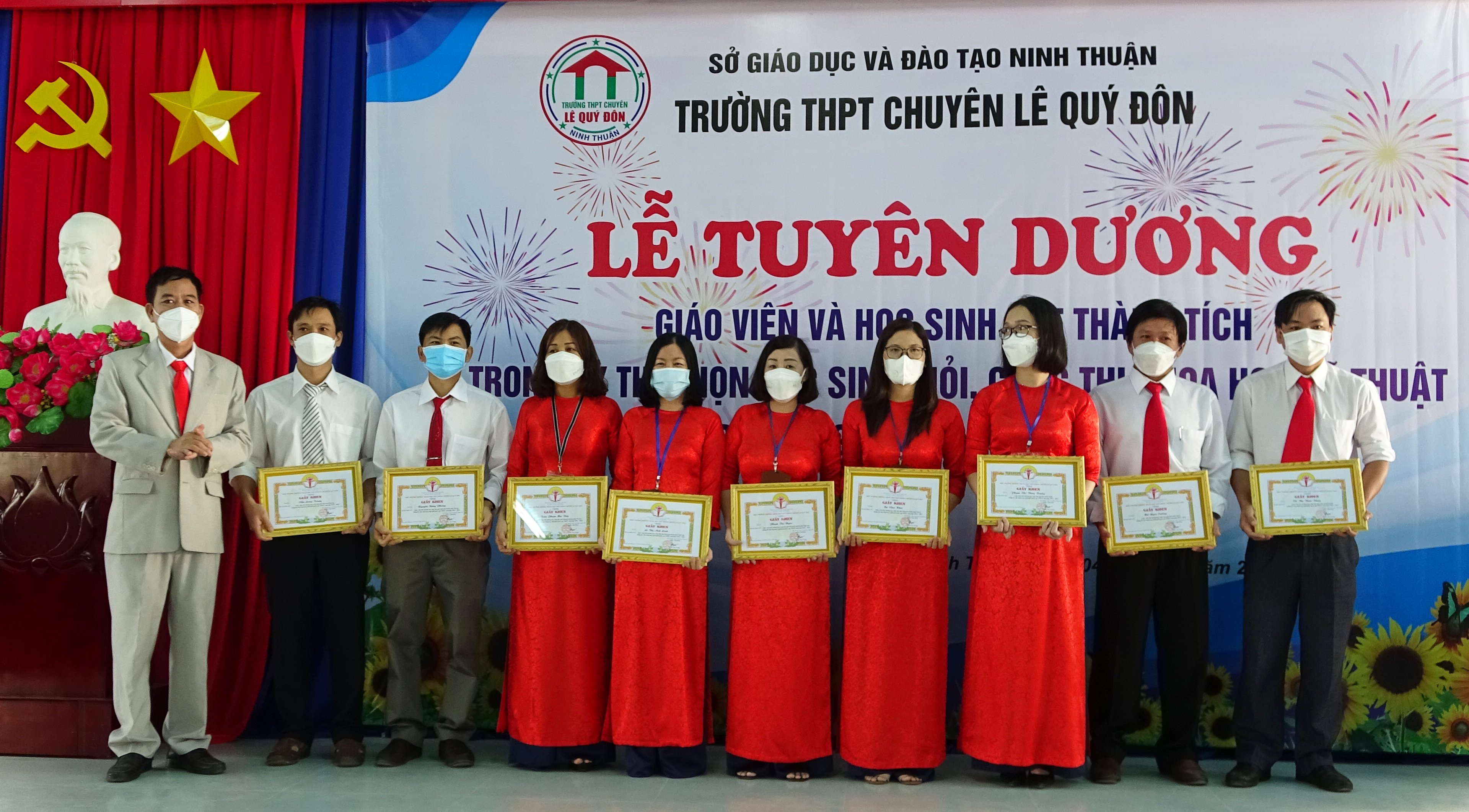 LỄ TUYÊN DƯƠNG HỌC SINH VÀ GIÁO VIÊN ĐẠT THÀNH TÍCH TRONG KÌ THI CHỌN HỌC SINH GIỎI VĂN HÓA VÀ KHOA HỌC KĨ THUẬT CẤP QUỐC GIA NĂM HỌC 2021 – 2022